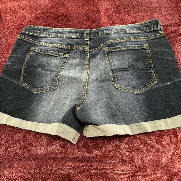 Gently loved Juniors Arizona Jean shorts - Picture 7 of 7